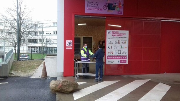 Les agents valoristes sont facilement reconnaissables à leur baudrier violet.